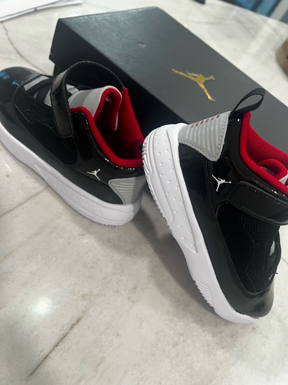 Jordan Kids' Black/Red max Aura 2 10c